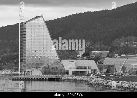 Photo en noir et blanc de l'hôtel contemporain de 16 étages Tall, Norvégien SCANDIC SEILET construit sur la rive du Moldefjord, Molde, Norvège. Banque D'Images