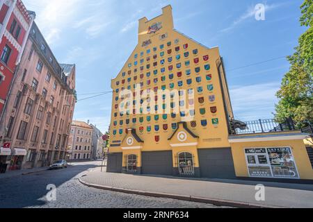 Mur avec manteaux d'armes de toutes les villes et municipalités lettones - Riga, Lettonie Banque D'Images