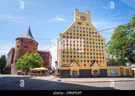 Mur avec manteaux d'armes de toutes les villes et municipalités lettones et Tour poudrière - Riga, Lettonie Banque D'Images