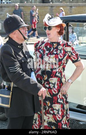 Morecambe, Lancashire - 2 septembre 2023 - les visiteurs ont apprécié le festival Vintage by the Sea de Morecambe samedi. Beaucoup d’entre eux sont venus habillés de vêtements vintage et se sont imprégnés de l’atmosphère. Un homme s'est reposé à l'ombre de sa voiture d'époque en lisant un journal alors que le soleil flamboyant se baissait. Crédit : Arrêter Press Media/Alamy Live News Banque D'Images