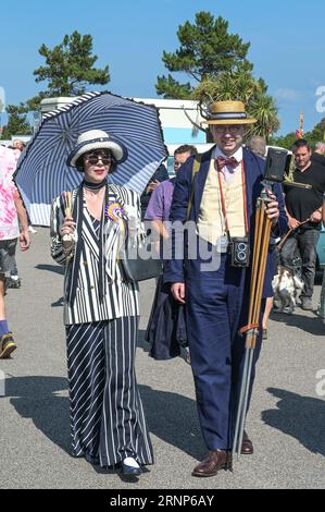 Morecambe, Lancashire - 2 septembre 2023 - les visiteurs ont apprécié le festival Vintage by the Sea de Morecambe samedi. Beaucoup d’entre eux sont venus habillés de vêtements vintage et se sont imprégnés de l’atmosphère. Un homme s'est reposé à l'ombre de sa voiture d'époque en lisant un journal alors que le soleil flamboyant se baissait. Crédit : Arrêter Press Media/Alamy Live News Banque D'Images