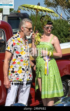 Morecambe, Lancashire - 2 septembre 2023 - les visiteurs ont apprécié le festival Vintage by the Sea de Morecambe samedi. Beaucoup d’entre eux sont venus habillés de vêtements vintage et se sont imprégnés de l’atmosphère. Un homme s'est reposé à l'ombre de sa voiture d'époque en lisant un journal alors que le soleil flamboyant se baissait. Crédit : Arrêter Press Media/Alamy Live News Banque D'Images