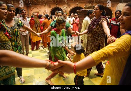 (170813) -- PÉKIN, 13 août 2017 -- une photo prise le 2 septembre 2014 montre des gens célébrant le Radha Ashtami dans un temple à Vrindavan, dans l'Uttar Pradesh en Inde. Les festivals uniques de chaque pays BRICS offrent le même plaisir de cultures différentes. (Zxj) BRICS-FESTIVAL ZhengxHuansong PUBLICATIONxNOTxINxCHN Beijing août 13 2017 fichier photo prise LE 2 2014 septembre montre des célébrités célébrant le Radha Ashtami DANS un temple à Vrindavan Uttar Pradesh en Inde les festivals uniques de chaque pays BRICS offrent le même plaisir de cultures différentes BRICS Festival ZhengxHuansong PUBLICATIO Banque D'Images