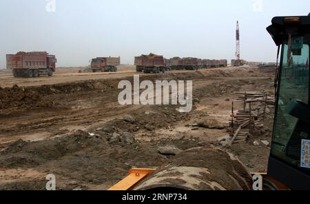 (170814) -- QINZHOU, 14 août 2017 -- une photo de fichier prise le 11 avril 2009 montre le site de construction de la remise en état des terres de la zone portuaire de libre-échange de Qinzhou dans la ville de Qinzhou, dans la région autonome de Guangxi Zhuang du sud de la Chine. Le port de Qinzhou, avec ses 24 lignes maritimes nationales et étrangères, joue un rôle important dans le commerce bilatéral entre la Chine et l'Association des nations de l'Asie du Sud-est (ANASE). (Ry) CHINA-GUANGXI-QINZHOU PORT (CN) ZhangxAilin PUBLICATIONxNOTxINxCHN 170814 Qinzhou août 14 2017 fichier la photo prise LE 11 2009 avril montre le chantier de construction de rénovation de Qinzhou Banque D'Images