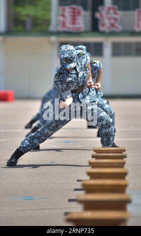 (170814) -- HONG KONG, 14 août 2017 -- des étudiants effectuent de la boxe militaire lors de la cérémonie de remise des diplômes du camp d'entraînement militaire tertiaire de Hong Kong dans le sud de la Chine, Hong Kong, le 13 août 2017. La cérémonie de remise des diplômes du 7e camp de formation militaire tertiaire de Hong Kong a eu lieu dimanche à la caserne San Wai de la garnison de l Armée populaire de libération chinoise (APL) dans la région administrative spéciale de Hong Kong (RASHK). Environ 140 étudiants de plus de 10 universités de Hong Kong ont reçu une formation militaire et ont expérimenté la vie militaire pendant le camp de 11 jours. (ZX) CHINE-HONG KONG-CAMP D'ENTRAÎNEMENT MILITAIRE (CN Banque D'Images