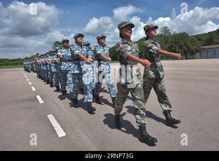 (170814) -- HONG KONG, le 14 août 2017 -- des étudiants participent à la cérémonie de remise des diplômes du camp d'entraînement militaire tertiaire de Hong Kong dans le sud de la Chine, Hong Kong, le 13 août 2017. La cérémonie de remise des diplômes du 7e camp de formation militaire tertiaire de Hong Kong a eu lieu dimanche à la caserne San Wai de la garnison de l Armée populaire de libération chinoise (APL) dans la région administrative spéciale de Hong Kong (RASHK). Environ 140 étudiants de plus de 10 universités de Hong Kong ont reçu une formation militaire et ont expérimenté la vie militaire pendant le camp de 11 jours. (ZX) CHINE-HONG KONG-CAMP D'ENTRAÎNEMENT MILITAIRE (CN) WANGXXI PU Banque D'Images