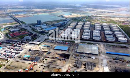 (170814) -- QINZHOU, 14 août 2017 -- une photo prise le 8 août 2017 montre la zone portuaire de libre-échange de Qinzhou dans la ville de Qinzhou, dans la région autonome de Guangxi Zhuang du sud de la Chine. Le port de Qinzhou, avec ses 24 lignes maritimes nationales et étrangères, joue un rôle important dans le commerce bilatéral entre la Chine et l'Association des nations de l'Asie du Sud-est (ANASE). (Ry) CHINA-GUANGXI-QINZHOU PORT (CN) ZhangxAilin PUBLICATIONxNOTxINxCHN 170814 Qinzhou août 14 2017 la photo prise LE 8 2017 août montre la zone portuaire de libre-échange de Qinzhou dans la ville de Qinzhou Sud de la Chine S Guangxi Zhuang région autonome le port de Qinzhou Banque D'Images