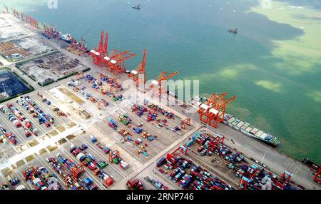 (170814) -- QINZHOU, 14 août 2017 -- les conteneurs attendent d'être transférés à un quai dans la zone portuaire de libre-échange de Qinzhou dans la ville de Qinzhou, dans la région autonome de Guangxi Zhuang du sud de la Chine, 8 août 2017. Le port de Qinzhou, avec ses 24 lignes maritimes nationales et étrangères, joue un rôle important dans le commerce bilatéral entre la Chine et l'Association des nations de l'Asie du Sud-est (ANASE). (Ry) CHINA-GUANGXI-QINZHOU PORT (CN) ZhangxAilin PUBLICATIONxNOTxINxCHN 170814 Qinzhou août 14 2017 conteneur en attente d'être transféré À un quai dans la zone de port de libre-échange de Qinzhou dans la ville de Qinzhou Sud Chine S Guangxi Z Banque D'Images