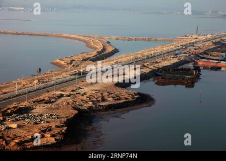 (170814) -- QINZHOU, 14 août 2017 -- une photo de fichier non datée montre le chantier de construction d'une route dans la zone portuaire de libre-échange de Qinzhou dans la ville de Qinzhou, dans la région autonome de Guangxi Zhuang du sud de la Chine. Le port de Qinzhou, avec ses 24 lignes maritimes nationales et étrangères, joue un rôle important dans le commerce bilatéral entre la Chine et l'Association des nations de l'Asie du Sud-est (ANASE). (Ry) CHINA-GUANGXI-QINZHOU PORT (CN) ZhangxAilin PUBLICATIONxNOTxINxCHN 170814 Qinzhou août 14 2017 fichier non daté la photo montre le site de construction d'une route dans la zone portuaire de Qinzhou libre-échange dans la ville de Qinzhou Chin Sud Banque D'Images