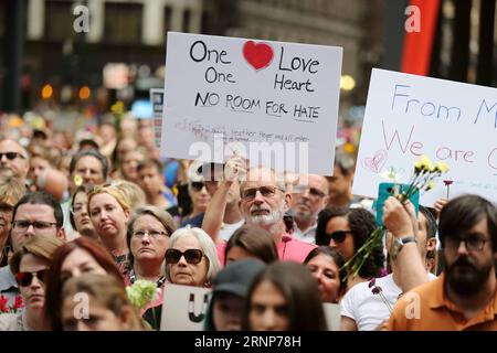 (170814) -- CHICAGO, 14 août 2017 -- Un homme tenant un signe lit One Love, One Heart, NO ROOM FOR HATE participe à une veillée en soirée au Federal Plaza à Chicago, aux États-Unis, le 13 août 2017. Plusieurs centaines de personnes se sont jointes à une veillée dimanche soir au Federal Plaza dans le centre-ville de Chicago, pour ceux qui ont été victimes des violences à Charlottesville en Virginie pendant le week-end.) (Zhf) U.S.-CHICAGO-CHARLOTTESVILLE-VICTIM-RALLYE WangxPing PUBLICATIONxNOTxINxCHN 170814 Chicago août 14 2017 un homme tenant un signe lit un amour un coeur aucune pièce pour la haine participe à la veillée du soir À Fede Banque D'Images