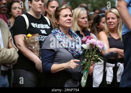 (170814) -- CHICAGO, 14 août 2017 -- Une dame tenant un bouquet de fleurs participe à une veillée en soirée au Federal Plaza à Chicago, aux États-Unis, le 13 août 2017. Plusieurs centaines de personnes se sont jointes à une veillée dimanche soir au Federal Plaza dans le centre-ville de Chicago, pour ceux qui ont été victimes des violences à Charlottesville en Virginie pendant le week-end.) (Zhf) USA-CHICAGO-CHARLOTTESVILLE-VICTIM-RALLYE WangxPing PUBLICATIONxNOTxINxCHN 170814 Chicago 14 2017 août une dame tenant un bouquet de fleurs participe à la veillée du soir AU Federal Plaza à Chicago aux États-Unis LE 13 2017 août Banque D'Images