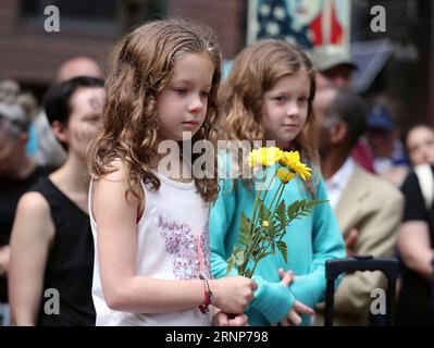 (170814) -- CHICAGO, 14 août 2017 -- Une fille tenant un bouquet de fleurs participe à une veillée en soirée au Federal Plaza à Chicago, aux États-Unis, le 13 août 2017. Plusieurs centaines de personnes se sont jointes à une veillée dimanche soir au Federal Plaza dans le centre-ville de Chicago, pour ceux qui ont été victimes des violences à Charlottesville en Virginie pendant le week-end.) (Zhf) USA-CHICAGO-CHARLOTTESVILLE-VICTIM-RALLYE WangxPing PUBLICATIONxNOTxINxCHN 170814 Chicago 14 2017 août une fille tenant un bouquet de fleurs participe à la veillée du soir AU Federal Plaza à Chicago aux États-Unis LE 13 2017 août Banque D'Images