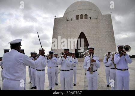 (170814) -- KARACHI, 14 août 2017 -- des membres de la bande de la marine pakistanaise se produisent lors d'une cérémonie au mausolée du fondateur du Pakistan Muhammad Ali Jinnah pour marquer le jour de l'indépendance du pays dans la ville portuaire de Karachi, dans le sud du Pakistan, le 14 août 2017. )(gl) PAKISTAN-KARACHI-FÊTE DE L'INDÉPENDANCE Masroor PUBLICATIONxNOTxINxCHN 170814 Karachi 14 2017 août des membres de la marine pakistanaise se produisent lors d'une cérémonie AU mausolée du fondateur du Pakistan Muhammad Ali Jinnah pour marquer le jour de l'indépendance du pays dans la ville portuaire pakistanaise du sud de Karachi LE 14 2017 août GL Pakistan Karac Banque D'Images