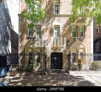 Upper West Side : le presbytère de la Sainte Trinité de style roman, conçu par Grosvenor Atterbury, a été construit 15 ans après son église paroissiale. Banque D'Images