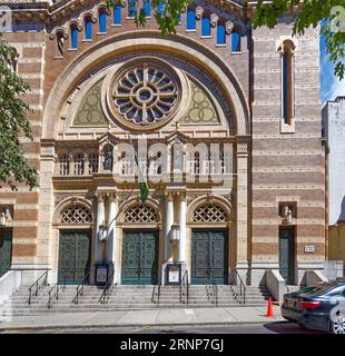 Upper West Side : Holy Trinity Roman Catholic Church est une église de milieu de bloc construite dans le style byzantin, en 1912, sur les plans de Joseph Hubert McGuire. Banque D'Images