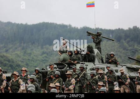 (170815) -- CARACAS, le 15 août 2017 -- des membres des Forces armées nationales bolivariennes (FANB) participent à un événement à Caracas, Venezuela, le 14 août 2017. Le ministre vénézuélien de la Défense Vladimir Padrino Lopez a appelé la société vénézuélienne et la communauté internationale à resserrer les rangs face à une éventuelle intervention militaire. (Da) (rtg)(yy) VENEZUELA-CARACAS-MILITARY-EVENT BorisxVergara PUBLICATIONxNOTxINxCHN 170815 Caracas août 15 2017 des membres des Forces armées nationales bolivariennes FANB participent à l'événement à Caracas Venezuela LE 14 2017 août les ministres vénézuéliens de la Défense Vladimir Pad Banque D'Images