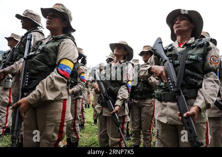 (170815) -- CARACAS, le 15 août 2017 -- des membres des Forces armées nationales bolivariennes (FANB) participent à un événement à Caracas, Venezuela, le 14 août 2017. Le ministre vénézuélien de la Défense Vladimir Padrino Lopez a appelé la société vénézuélienne et la communauté internationale à resserrer les rangs face à une éventuelle intervention militaire. (Da) (rtg)(yy) VENEZUELA-CARACAS-MILITARY-EVENT BorisxVergara PUBLICATIONxNOTxINxCHN 170815 Caracas août 15 2017 des membres des Forces armées nationales bolivariennes FANB participent à l'événement à Caracas Venezuela LE 14 2017 août les ministres vénézuéliens de la Défense Vladimir Pad Banque D'Images