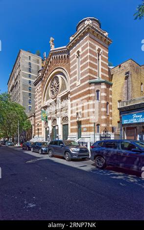 Upper West Side : Holy Trinity Roman Catholic Church est une église de milieu de bloc construite dans le style byzantin, en 1912, sur les plans de Joseph Hubert McGuire. Banque D'Images