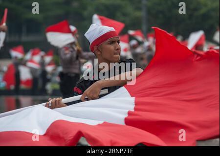 (170815) -- JAKARTA, 15 août 2017 -- un policier indonésien attire le drapeau avant l'anniversaire du 72e jour de l'indépendance indonésienne à Jakarta, Indonésie, le 15 août 2017. L'anniversaire du jour de l'indépendance indonésienne tombe le 17 août. ) (gj) INDONESIA-JAKARTA-ATTRACTION-INDEPENDANCE DAY VerixSanovri PUBLICATIONxNOTxINxCHN 170815 Jakarta 15 2017 août à un policier indonésien effectue une attraction de drapeau avant l'anniversaire du 72e jour de l'indépendance indonésienne à Jakarta Indonésie 15 2017 août l'anniversaire du jour de l'indépendance indonésienne tombe le 17 août GJ Indonesia Jaka Banque D'Images