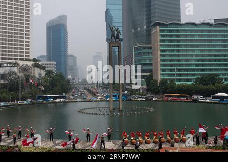 (170815) -- JAKARTA, 15 août 2017 -- des policiers indonésiens attirent le drapeau avant l'anniversaire du 72e jour de l'indépendance indonésienne à Jakarta, Indonésie, le 15 août 2017. L'anniversaire du jour de l'indépendance indonésienne tombe le 17 août. ) (gj) INDONESIA-JAKARTA-ATTRACTION-INDEPENDANCE DAY VerixSanovri PUBLICATIONxNOTxINxCHN 170815 Jakarta août 15 2017 des policiers indonésiens font une attraction de drapeau avant l'anniversaire du 72e jour de l'indépendance indonésienne à Jakarta Indonésie Indonésie 15 2017 août l'anniversaire du jour de l'indépendance indonésienne tombe le 17 août GJ Indonesia Jakarta Attr Banque D'Images