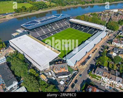 Fulham, Londres. Royaume-Uni. 08.15.2023 image aérienne du stade Craven Cottage. Fulham football Club. Le long de la Tamise. 15 août 2023 Banque D'Images