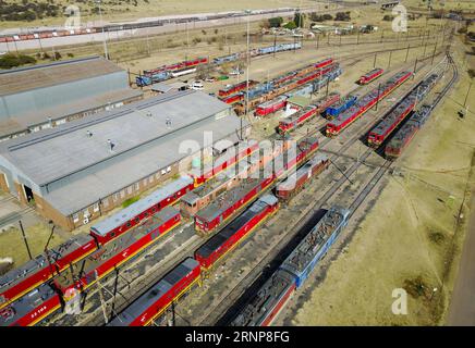 (170816) -- PRETORIA, 16 août 2017 -- une photo prise le 27 juillet 2017 montre une vue aérienne de quelques locomotives à la gare Pyramid South, au nord de Pretoria, en Afrique du Sud. 305 des 554 locomotives assemblées localement ont été livrées en Afrique du Sud depuis octobre 2012, date à laquelle la société ferroviaire d'État sud-africaine Transnet a passé un contrat avec la société chinoise Zhuzhou Electric locomotives Company sous la direction du fabricant chinois de locomotives CRRC pour fournir les 95 premières locomotives. En mars 2014, les deux parties soupirent un nouveau contact incluant la fourniture de 459 autres locomotives. Dans une interview avec Xinhua à l'Africa Banque D'Images