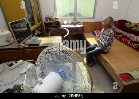 (170816) -- GANZHOU, 16 août 2017 -- Un villageois regarde la télévision dans une maison indemnisatrice dans le village de Gufang, dans le canton de Wenwuba, dans le comté de Huichang, dans la ville de Ganzhou, province de Jiangxi, dans l'est de la Chine, le 28 juillet 2017. Depuis 2016, les autorités locales du village de Gufang prennent des mesures ciblées pour lutter contre la pauvreté. Les infrastructures, telles que les routes, les maisons et les lampes solaires, ont été construites et de nouvelles industries ont été introduites dans le village, ce qui a radicalement changé le village. Les étangs à poissons, les serres ainsi que les vergers ont stimulé l'économie agricole locale. Environnement amélioré dans le village aussi Banque D'Images