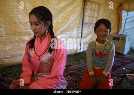 (170816) -- XIAHE, 16 août 2017 -- Deqen Yuzhen (à gauche) parle à son frère cadet à leur tente dans la prairie de sa ville natale, comté de Maqu, préfecture autonome tibétaine de Gannan, province du Gansu au nord-ouest de la Chine, 13 août 2017. Deqen Yuzhen, née le 14 septembre 1998, est la fille d'une famille d'éleveurs du comté de Maqu, préfecture autonome tibétaine de Gannan, province du Gansu, au nord-ouest de la Chine. Malheureusement, elle a perdu la vue à cause d'une maladie grave quand elle était bébé. Elle a été envoyée à l'école pour enfants aveugles dans la région autonome du Tibet du sud-ouest de la Chine à l'âge de neuf ans et transférée Banque D'Images