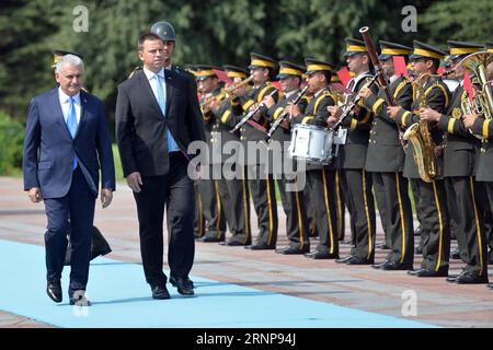 (170816) -- ANKARA, 16 août 2017 -- le Premier ministre turc Binali Yildirim (1e L) et le Premier ministre estonien Juri Ratas (2e L) inspectent la garde d'honneur lors d'une cérémonie de bienvenue avant leur rencontre à Ankara, Turquie, le 16 août 2017. Le Premier ministre turc Binali Yildirim a exhorté mercredi l'Union européenne (UE) à tenir sa promesse de fournir l'indemnisation due dans le cadre d'un programme de réinstallation des réfugiés syriens. Yildirim a lancé cet appel lors d’une conférence de presse conjointe avec son homologue estonien Juri Ratas, dont le pays assure la présidence tournante de l’UE de six mois, l’Agence Anadolu Banque D'Images