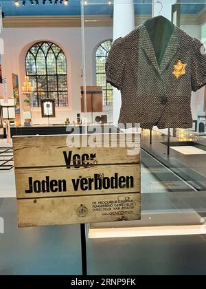 Amsterdam, pays-Bas. 6 août 2023. Symboles de la persécution des Juifs pendant la Seconde Guerre mondiale au Musée historique juif. Photo de haute qualité Banque D'Images