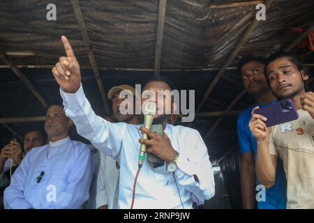 Le 25 août 2023, la Journée des Rohingyas a été marquée par un rassemblement au camp de Kutupalong, à Cox's Bazar, demandant un rapatriement rapide dans leur pays d'origine. Banque D'Images