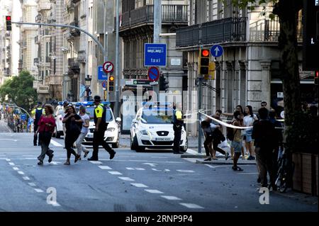 (170817) -- BARCELONE (ESPAGNE), 17 août 2017 -- des policiers demandent aux gens de quitter la Plaza Catalonia à la suite d'un attentat terroriste dans le centre de Barcelone, en Espagne, le 17 août 2017. Treize personnes ont été tuées, 80 autres blessées et hospitalisées avec 15 d'entre elles dans un état grave dans l'attaque terroriste de Barcelone jeudi après-midi, a déclaré un responsable espagnol. ESPAGNE-BARCELONE-ATTAQUE TERRORISTE LinoxDexVallier PUBLICATIONxNOTxINxCHN Barcelone Espagne août 17 2017 les policiers DEMANDENT À des célébrités de quitter la Plaza Catalonia suite à une attaque terroriste dans le centre de Barcelone Espagne LE 17 2017 août treize Celebr Banque D'Images