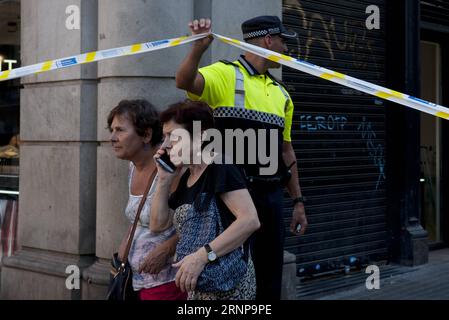 (170817) -- BARCELONE (ESPAGNE), 17 août 2017 -- les gens sont évacués de la Plaza Catalonia à la suite d'un attentat terroriste dans le centre de Barcelone, Espagne, le 17 août 2017. Treize personnes ont été tuées, 80 autres blessées et hospitalisées avec 15 d'entre elles dans un état grave dans l'attaque terroriste de Barcelone jeudi après-midi, a déclaré un responsable espagnol. ESPAGNE-BARCELONE-ATTAQUE TERRORISTE LinoxDexVallier PUBLICATIONxNOTxINxCHN Barcelone Espagne août 17 2017 des célébrités sont évacuées de la Plaza Catalonia suite à un attentat terroriste dans le centre de Barcelone Espagne LE 17 2017 août treize célébrités ont été TUÉES 80 Banque D'Images