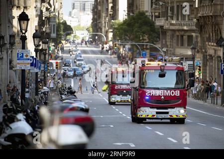 (170817) -- BARCELONE (ESPAGNE), 17 août 2017 -- des camions de pompiers se dirigent vers la Plaza Catalonia à la suite d'un attentat terroriste dans le centre de Barcelone, en Espagne, le 17 août 2017. Treize personnes ont été tuées, 80 autres blessées et hospitalisées avec 15 d'entre elles dans un état grave dans l'attaque terroriste de Barcelone jeudi après-midi, a déclaré un responsable espagnol. ESPAGNE-BARCELONE-ATTAQUE TERRORISTE LinoxDexVallier PUBLICATIONxNOTxINxCHN Barcelone Espagne août 17 2017 camions de pompiers se dirigent vers la Plaza Catalonia à la suite d'un attentat terroriste dans le centre de Barcelone Espagne LE 17 2017 août treize célébrités ont été TUÉES 80 autres blessées Banque D'Images