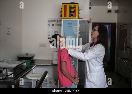 (170818) -- BOGOTA, 18 août 2017 -- le docteur Yinna Martinez travaille avec un patient à l'unité des brûlures de l'hôpital Simon Bolivar à Bogota, capitale de la Colombie, le 17 août 2017. Selon la presse locale, Martinez dirige un projet de masques transparents spéciaux pour les personnes qui ont souffert de brûlures profondes au deuxième degré dans le visage, ainsi que d'autres éléments en plastique pour diverses parties du corps. Jhon Paz) (da) (fnc) (gj) COLOMBIA-BOGOTA-HEALTH-EVENT e Jhonpaz PUBLICATIONxNOTxINxCHN Bogota août 18 2017 le docteur Martinez travaille avec un patient À l'unité des brûlures de l'hôpital Simon Bolivar à Bogota capitale de Colo Banque D'Images