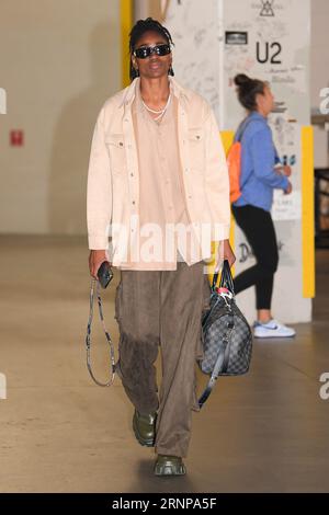 31 août 2023 : Tiffany Hayes (15 ans), la garde du Soleil du Connecticut, arrive dans l'aréna avant un match de WNBA entre le Phoenix Mercury et le Connecticut Sun au Mohegan Sun Arena à Uncasville, Connecticut. Erica Denhoff/CSM Banque D'Images