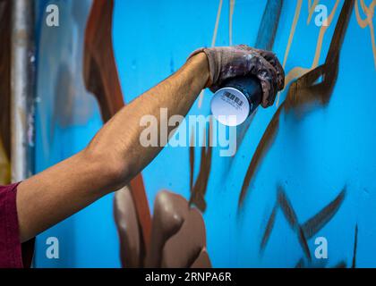 Artistes graffitis créant des œuvres d'art de rue au Southend City Jam 2023, Essex © Clarissa Debenham (film Free Photography) / Alamy Banque D'Images