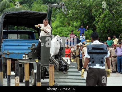 (170818) -- GUWAHATI, INDE, 18 août 2017 () -- un membre des forces de sécurité déplace un sac contenant un engin explosif improvisé (IDE) du bras d'un robot de neutralisation de bombes vers un char antidéflagrant à l'extérieur d'une gare de Guwahati, dans l'État indien d'Assam, au nord-est du pays, le 18 août 2017. Un accident potentiel a été évité vendredi par la police locale après qu'un engin piégé emballé dans un sac, qui a été réservé par Rail Mail Service, a été détecté à la gare, a déclaré un responsable local. (/Stringer) (lrz) INDIA-GUWAHATI-BOMBE ÉLIMINATION Xinhua PUBLICATIONxNOTxINxCHN Guwahati Inde août 18 2017 membre des forces de sécurité se déplace Banque D'Images