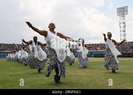 (170818) -- KIGALI, 18 août 2017 -- des artistes rwandais dansent lors de la cérémonie d inauguration de Paul Kagame à Kigali, capitale du Rwanda, le 18 août 2017. Paul Kagame a prêté serment vendredi en tant que président du Rwanda pour son troisième mandat à Kigali. ) RWANDA-KIGALI-PAUL KAGAME-PRÉSIDENT-CÉRÉMONIE D'INAUGURATION LyuxTianran PUBLICATIONxNOTxINxCHN Kigali août 18 2017 artistes rwandais dansent À la cérémonie d'inauguration de Paul Kagame S à Kigali capitale du Rwanda LE 18 2017 août Paul Kagame vendredi ce qui a prêté serment comme Président du Rwanda pour son troisième mandat à Kigali Rwanda Kigali Paul Kagame Président inauguration C Banque D'Images