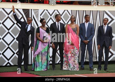 (170818) -- KIGALI, 18 août 2017 -- le président rwandais Paul Kagame (1e L) salue les gens après la cérémonie d'investiture à Kigali, capitale du Rwanda, le 18 août 2017. Paul Kagame a prêté serment vendredi en tant que président du Rwanda pour son troisième mandat à Kigali. ) RWANDA-KIGALI-PAUL KAGAME-PRÉSIDENT-CÉRÉMONIE D'INAUGURATION LyuxTianran PUBLICATIONxNOTxINxCHN Kigali août 18 2017 le Président rwandais Paul Kagame 1st l salue des célébrités après sa cérémonie d'inauguration à Kigali capitale du Rwanda LE 18 2017 août Paul Kagame vendredi qui a prêté serment comme Président du Rwanda pour son troisième mandat à Kigali Rwanda Ki Banque D'Images