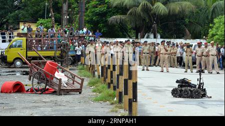 (170818) -- GUWAHATI, INDE, 18 août 2017 () -- Un robot de destruction de bombes se dirige vers un sac contenant un engin explosif improvisé (IDE) à l'extérieur d'une gare ferroviaire à Guwahati, dans l'État indien d'Assam, au nord-est, le 18 août 2017. Un accident potentiel a été évité vendredi par la police locale après qu'un engin piégé emballé dans un sac, qui a été réservé par Rail Mail Service, a été détecté à la gare, a déclaré un responsable local. (/Stringer) (lrz) INDIA-GUWAHATI-BOMB DEPOT Xinhua PUBLICATIONxNOTxINxCHN Guwahati India août 18 2017 un robot d'élimination de bombes se déplace vers un sac contenant un engin explosif improvisé IDE ou Banque D'Images