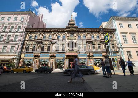 (170819) -- MOSCOU, 19 août 2017 -- les gens passent devant le salon de thé et de café de la rue Myasnitskaya à Moscou, Russie, le 20 juillet 2017. Le thé et le café, construit dans le style traditionnel chinois à la fin du 19e siècle, est bien connu parmi les résidents locaux et les touristes. Il vend du thé et du café depuis son ouverture et a une histoire de plus de 100 ans.) (gj) RUSSIE-MOSCOU-STYLE CHINOIS-MAISON DE THÉ wuxzhuang PUBLICATIONxNOTxINxCHN Moscou août 19 2017 célébrités passent devant le thé et café SUR LA rue Myasnitskaya à Moscou Russie juillet 20 2017 le thé et café construit en Russie canal traditionnel Banque D'Images