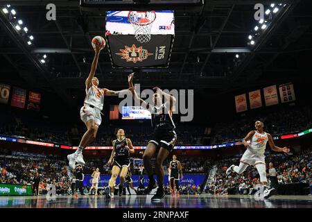 31 août 2023 : Natisha Hiedeman (2 ans), garde du Soleil du Connecticut, tire sur un layup lors d'un match WNBA entre le Phoenix Mercury et le Connecticut Sun au Mohegan Sun Arena à Uncasville, Connecticut. Erica Denhoff/CSM Banque D'Images