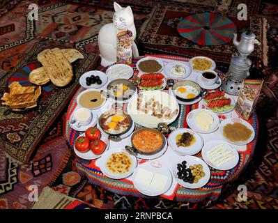 (170820) -- ANKARA, 20 août 2017 -- une photo prise le 15 août 2017 montre un délicieux et somptueux petit déjeuner Van à Van, Turquie. Le petit-déjeuner turc Van, célèbre pour son goût délicieux et somptueux 20 plats, tels que le nid d'abeille ; fromage aux herbes, fait avec un mélange de diverses herbes uniques à la région ; martuga, fait avec de la farine, du beurre et des œufs ; et kavut, fabriqué avec du blé moulu. Van breakfast a remporté le record du monde Guinness avec 52 186 personnes qui ont pris leur petit déjeuner ensemble en 2015. )(gl) TURKEY-VAN-BREAKFAST-CULTURE QinxYanyang PUBLICATIONxNOTxINxCHN Ankara août 20 2017 photo prise LE 15 2017 août Banque D'Images