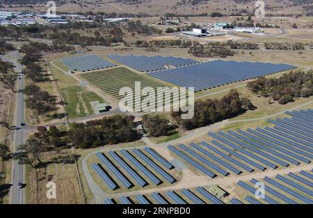 (170820) -- CANBERRA, 20 août 2017 -- une photo aérienne prise le 20 août 2017 montre le Mugga Lane Solar Park dans le sud de Canberra, en Australie. Mugga Lane Solar Park est situé dans le sud de Canberra et occupe une superficie de 40 hectares. La construction a commencé en 2016 et le parc solaire est entré en service en mars 2017. Développé conjointement par AVIC International et Maoneng Australia, le parc solaire est l'un des trois grands parcs solaires de Canberra.) (Zhf) AUSTRALIA-CANBERRA-SOLAR PARK JustinxQian PUBLICATIONxNOTxINxCHN Canberra août 20 2017 une photo aérienne prise LE 20 2017 août montre le Lane Solar Park Banque D'Images