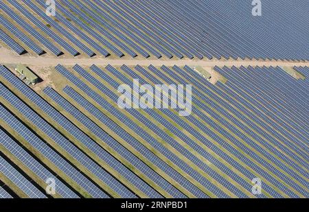 (170820) -- CANBERRA, 20 août 2017 -- une photo aérienne prise le 20 août 2017 montre le Mugga Lane Solar Park dans le sud de Canberra, en Australie. Mugga Lane Solar Park est situé dans le sud de Canberra et occupe une superficie de 40 hectares. La construction a commencé en 2016 et le parc solaire est entré en service en mars 2017. Développé conjointement par AVIC International et Maoneng Australia, le parc solaire est l'un des trois grands parcs solaires de Canberra.) (Zhf) AUSTRALIA-CANBERRA-SOLAR PARK JustinxQian PUBLICATIONxNOTxINxCHN Canberra août 20 2017 une photo aérienne prise LE 20 2017 août montre le Lane Solar Park Banque D'Images