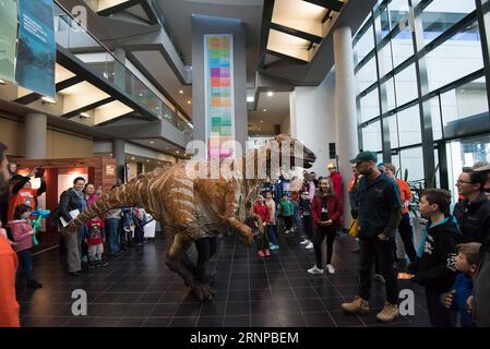 (170820) -- CANBERRA, août 20,2017 -- Un dinosaure de simulation attire l'attention des visiteurs dans Geoscience Australia lors de la Geoscience Open Day à Canberra, Australie, le 20 août 2017. )(gl) AUSTRALIA-CANBERRA-GEOSCIENCE JustinxQian PUBLICATIONxNOTxINxCHN Canberra 20 2017 août un dinosaure de simulation attire l'attention des visiteurs en géosciences Australia LORS de la Journée portes ouvertes géosciences à Canberra Australia LE 20 2017 août GL Australia Canberra Geoscience JustinxQian PUBLICATIONxNOTxINxCHN Banque D'Images