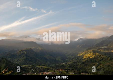 Vue aérienne de la belle chaîne de montagnes entourant jardin, Antioquia, Colombie, avec des collines, des terres agricoles et des forêts à l'aube Banque D'Images