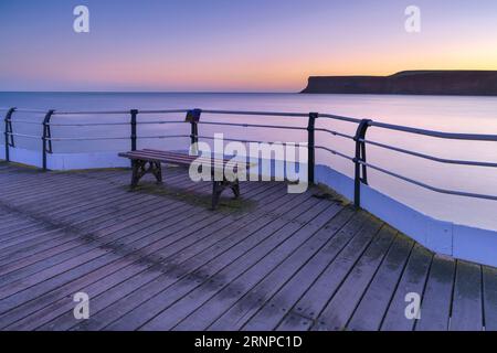 Chasser la falaise de Saltburn Pier au lever du soleil, Saltburn, North Yorkshire, Royaume-Uni Banque D'Images