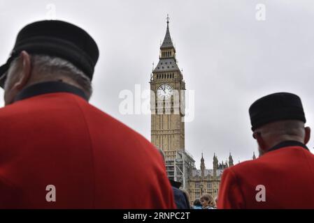 (170821) -- LONDRES, 21 août 2017 -- deux retraités de Chelsea se tiennent devant le Big Ben dans le centre de Londres, en Grande-Bretagne, le 21 août 2017. Le célèbre Big Ben de Londres a sonné pour la dernière fois lundi lorsque la célèbre Grande cloche est tombée silencieuse jusqu'en 2021. )(whw) BRITAIN-LONDON-BIG BEN-FALL SILENT StephenxChung PUBLICATIONxNOTxINxCHN Londres août 21 2017 une paire de PENSIONS Chelsea debout devant le Big Ben dans le centre de Londres Grande-Bretagne LE 21 2017 août Londres S célèbre Big Ben Chimé pour le temps de chargement LE lundi quand le célèbre Great Bell fur Silent jusqu'à 2021 Whw Grande-Bretagne Londres Big Ben case Silent PUB Banque D'Images